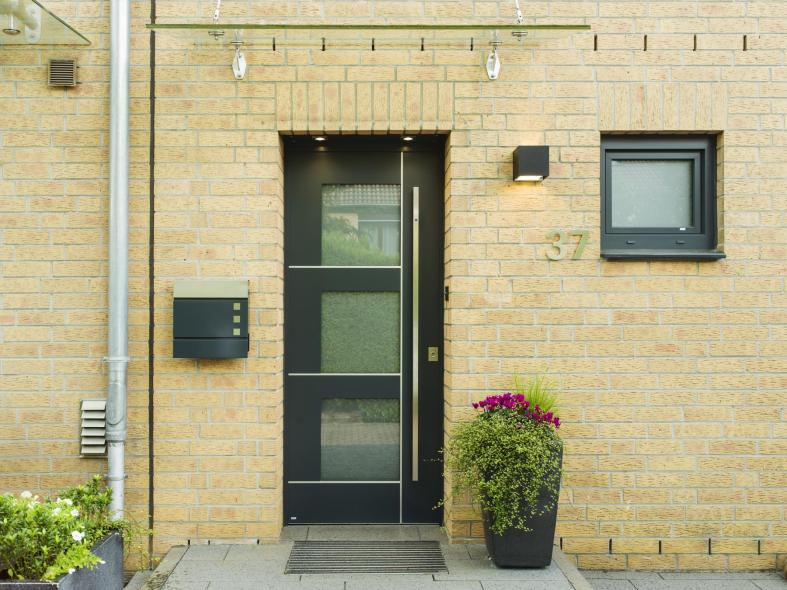 Haustür mit quadratischen Milchglas Ausschnitten